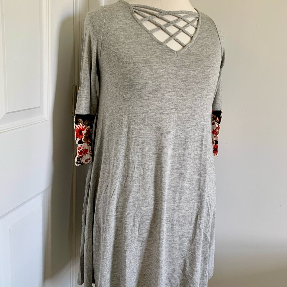 BNWT Light Gray Criss-Cross V-Neck Mini/Tunic with Floral Cuffs & Pockets
